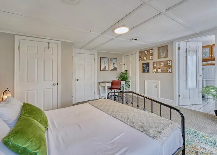Treetop 1-Br Flat In Capitol Hill - Ideal Spot!