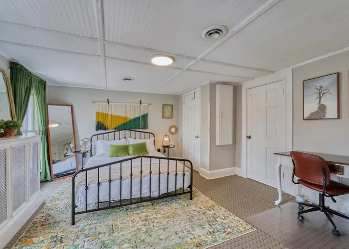 Treetop 1-Br Flat In Capitol Hill - Ideal Spot!