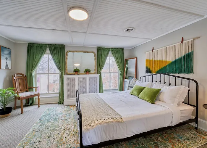Treetop 1-Br Flat In Capitol Hill - Ideal Spot!