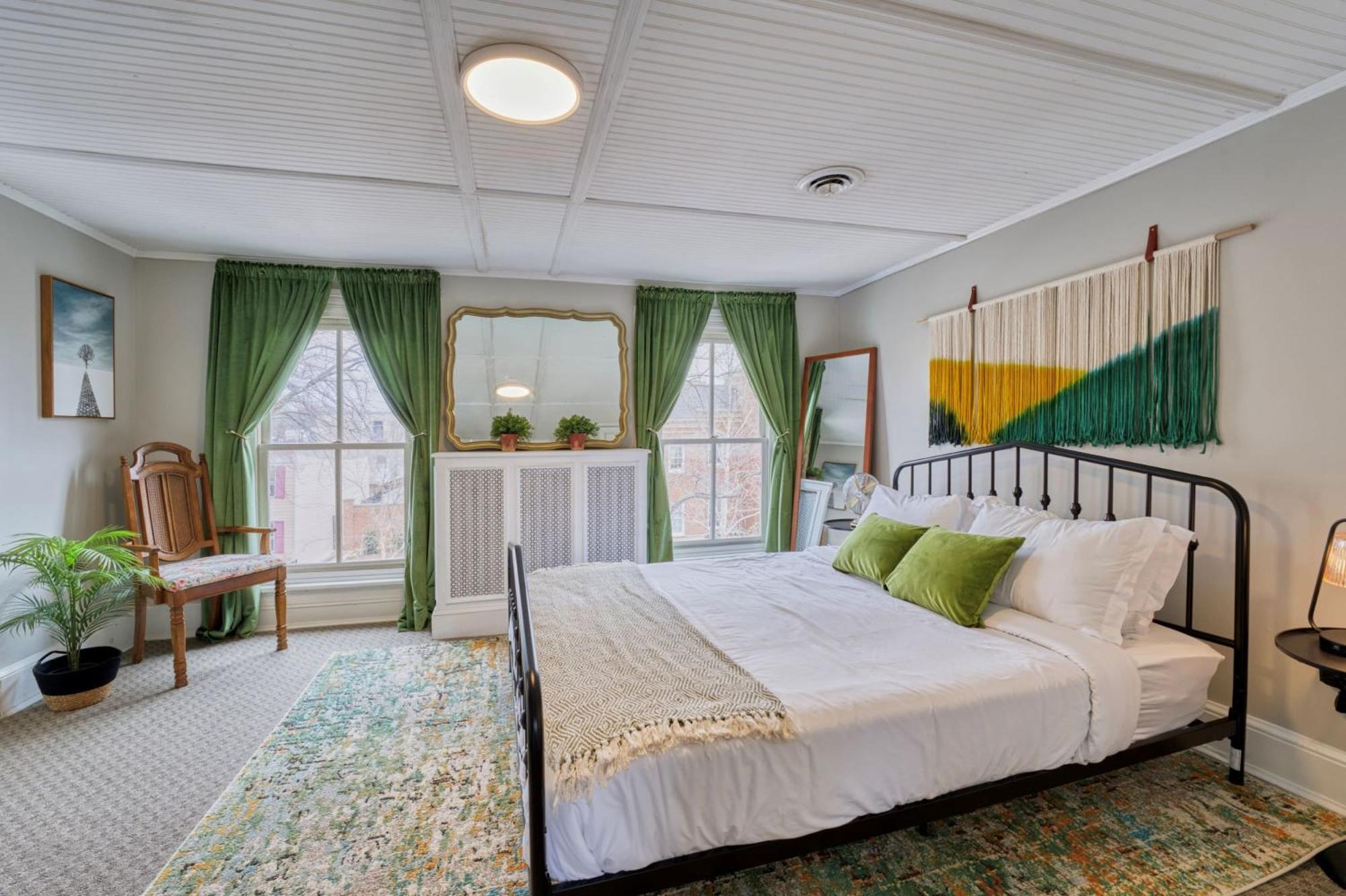 Apartment Treetop 1-br Flat In Capitol Hill - Ideal Spot! *